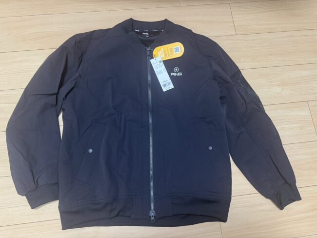 軽くて動きやすいPINGゴルフの黒ブルゾンLL