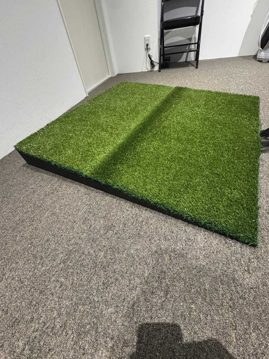 スマートゴルフの打席に置く大きいくさび型の傾斜台(人工芝つき)